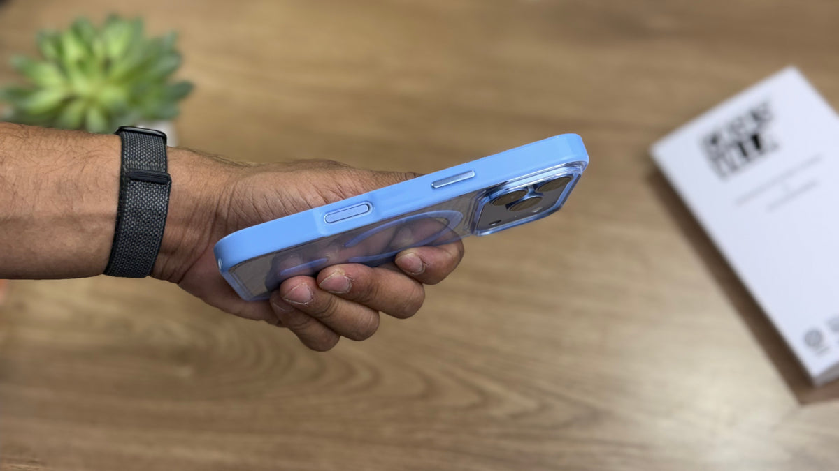 Transparent Case with Coloured Border with MagSafe for iPhone : Glacier