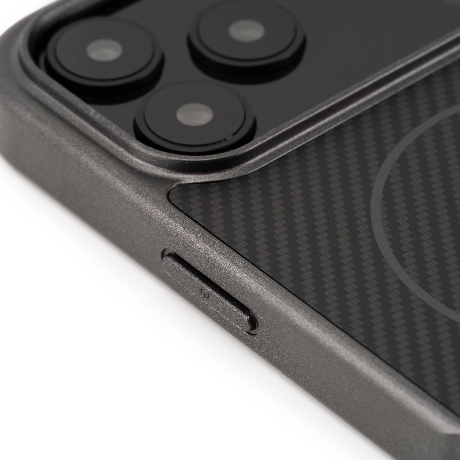iPhone 17 Series: Carbon Defence MagSafe Case