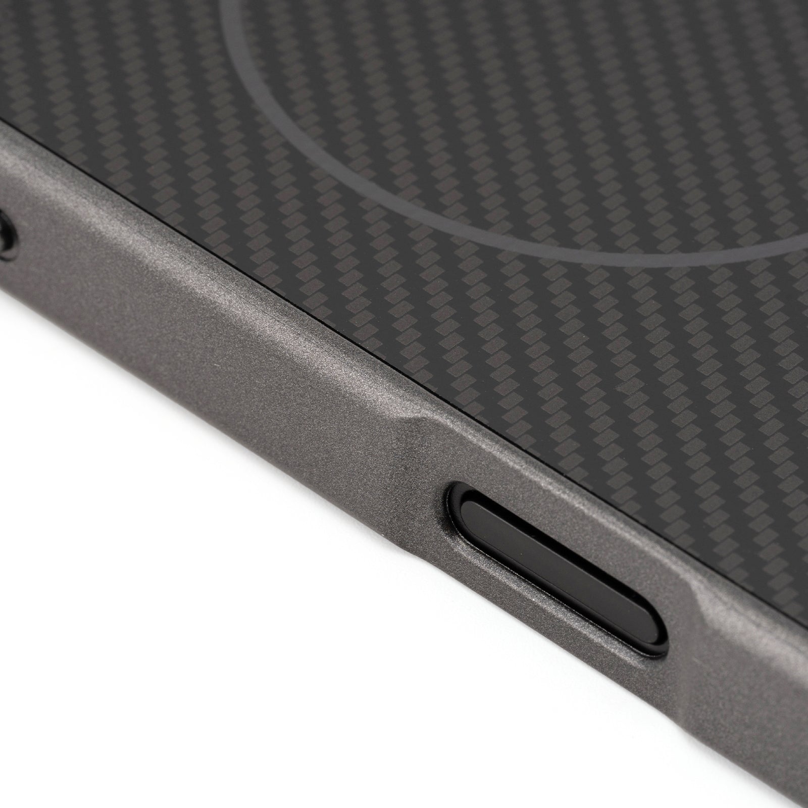 iPhone 17 Series: Carbon Defence MagSafe Case